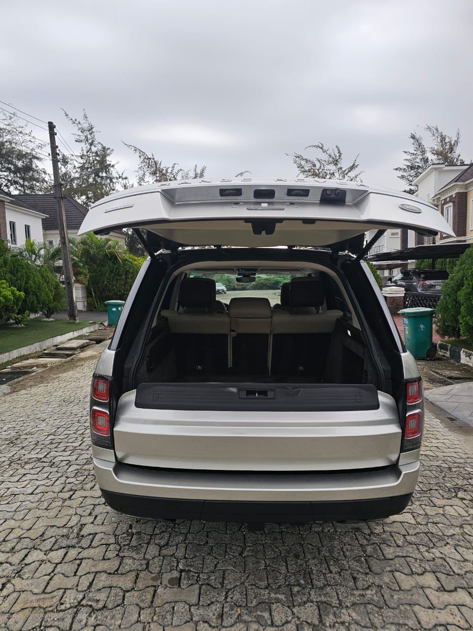Range Rover  Voque  - View 3